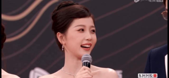 丁禹兮接虞书欣下台 红毯上…🐱的正脸也看不到了很明显的情侣结界。。。虞书欣｜丁