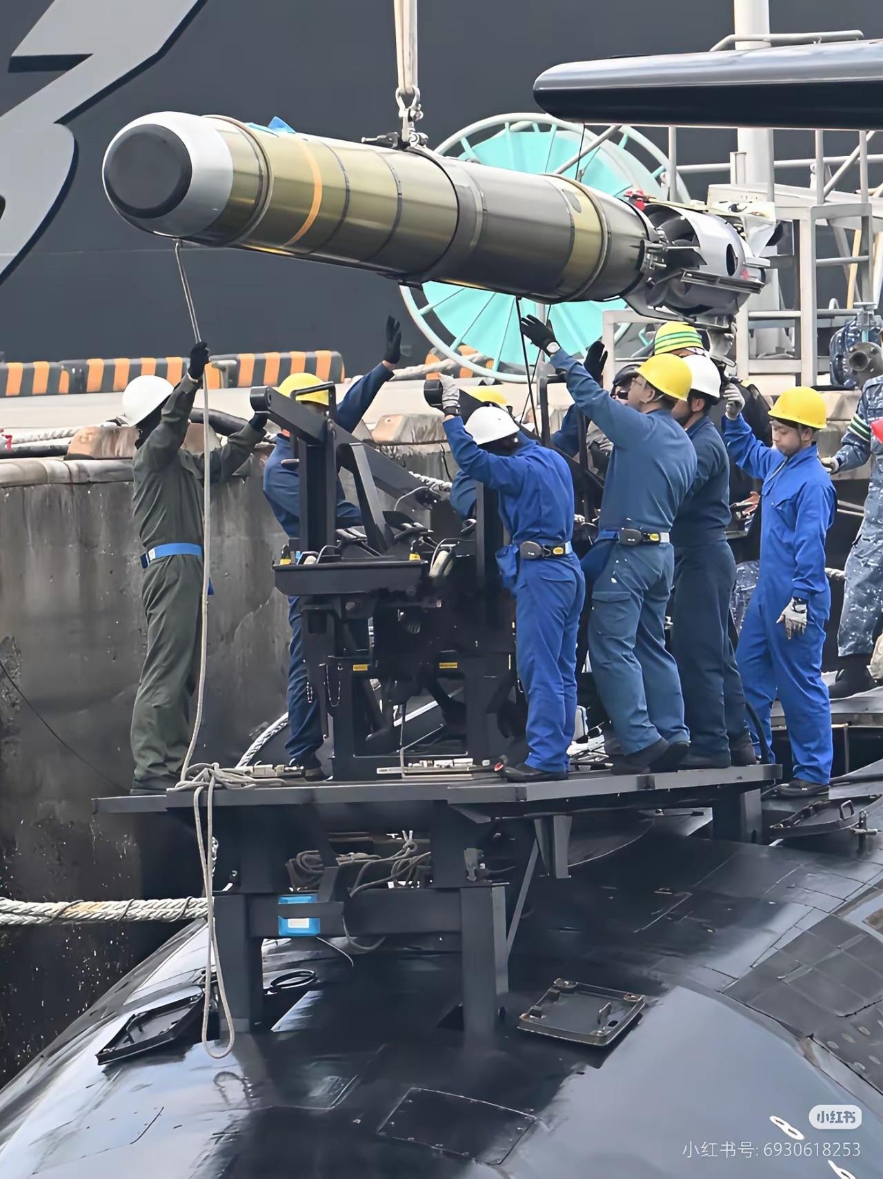 东方某国大河鱼装填鱼雷 ​​​