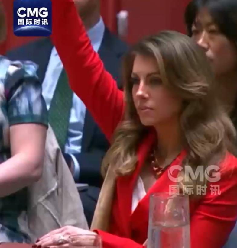 记住这张脸！就是这个穿红衣的女人，刚刚在联合国，亲手否决了加沙的“生路”！ 在安