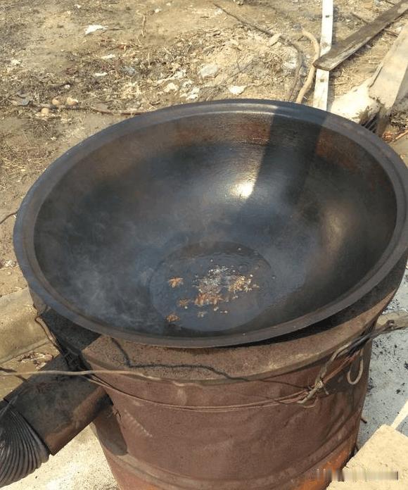小时候家里做饭用的铁锅，农村里都按“印”来区分大小。记得过去一到冬天，家家户户都
