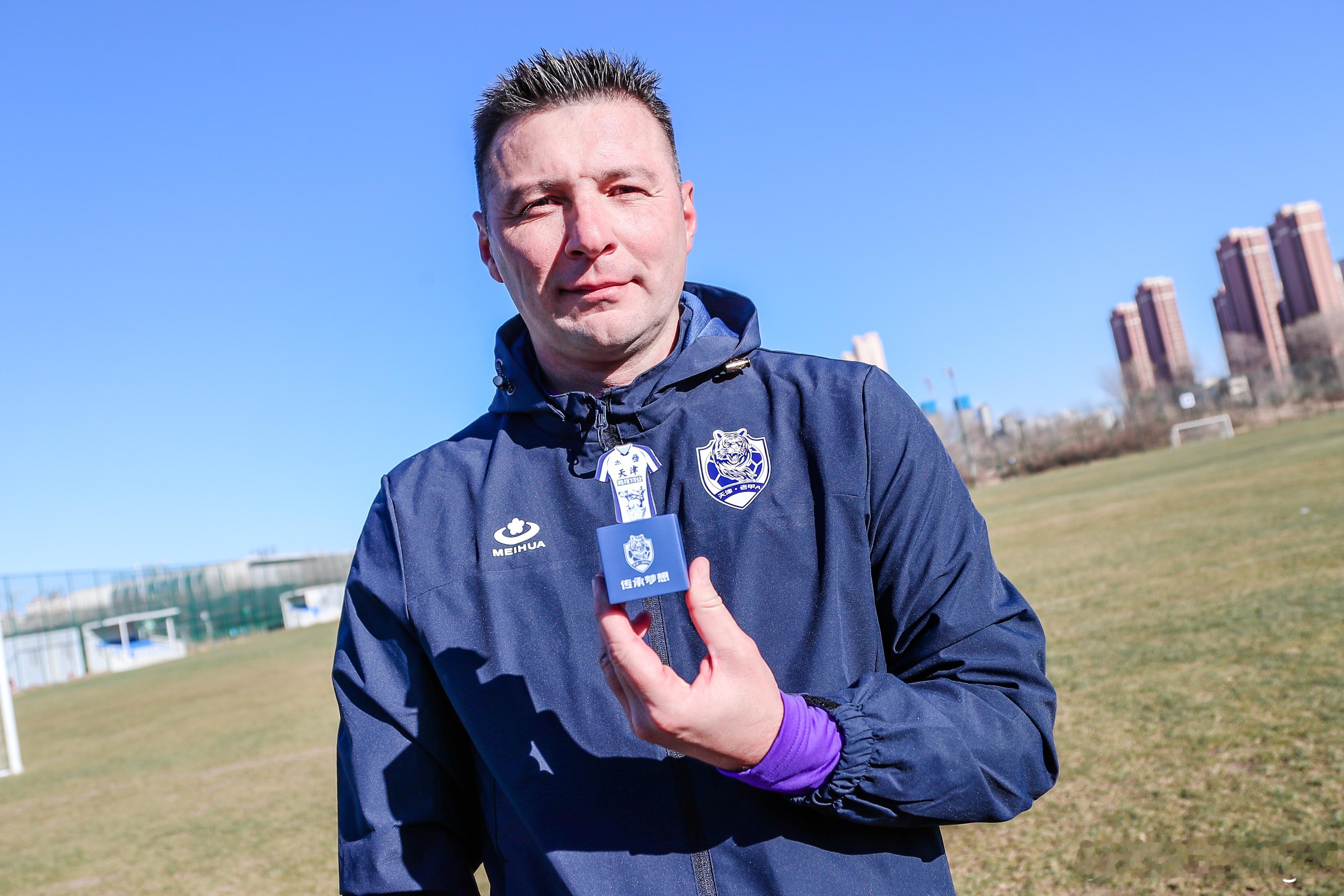 昨天训练后给周边产品拍照时，佐里奇对这个小摆件特别感兴趣，跟我说这个我喜欢，我说