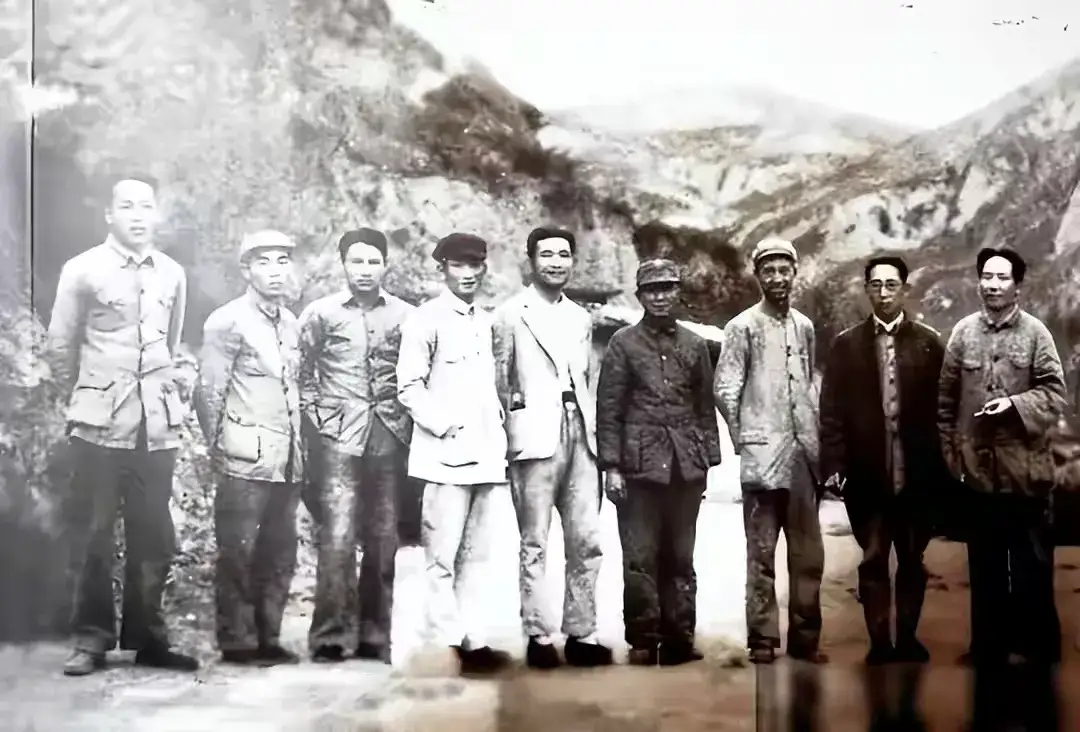 这是李讷满月宴上合影，8人全是大伽，毛主席向接生大夫鞠躬 
