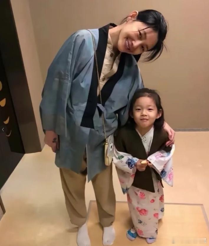 小s回应大s孩子缺席雕像揭幕仪式小S驳斥拒当大S子女共同监护人传闻 近日，网传“