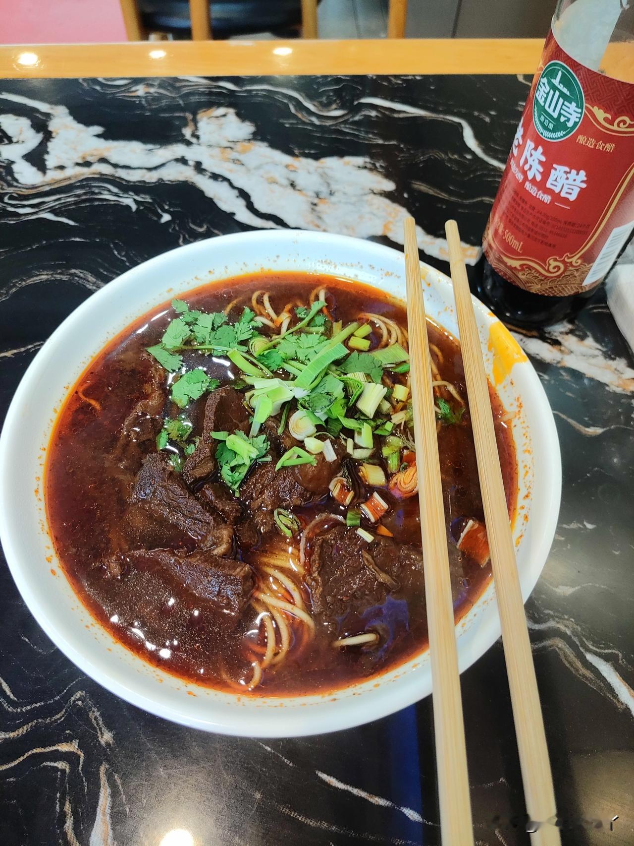 麻团儿浪去了（同学聚会）。

昨天做DR平扫，脚后跟不是有好大一个骨刺嘛，豆包建