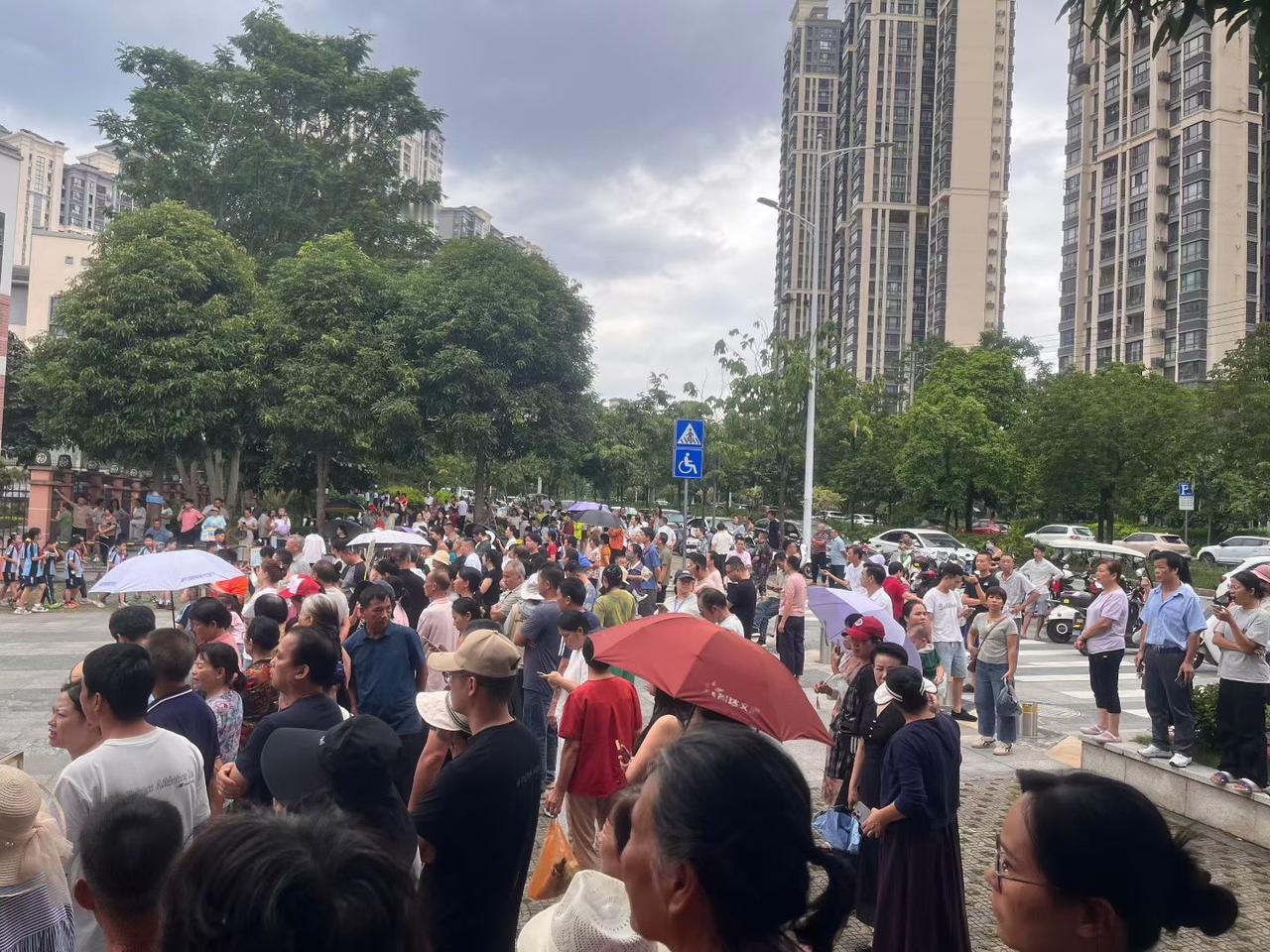 一时分不清是爸爸妈妈还是爷爷奶奶，20后一年级的学生里，家长有70后、80后、9