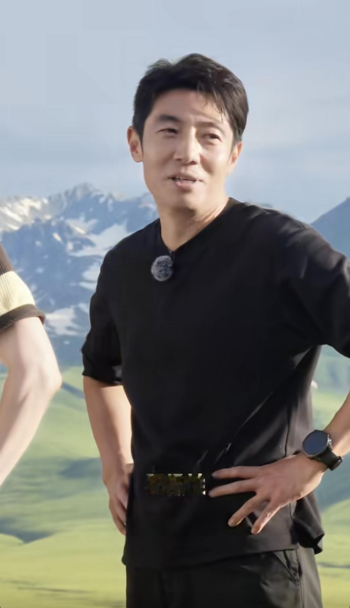 这是什么操作？撒贝宁在伊犁的那拉提草原上，体验牧民的牛羊转场的辛苦，居然在赶羊的