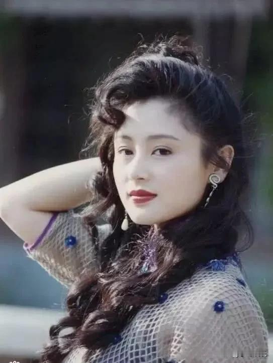 看过陈红年轻时的照片就知道她有多漂亮！标准的鹅蛋脸，乌黑的大眼睛闪闪发光，红润的