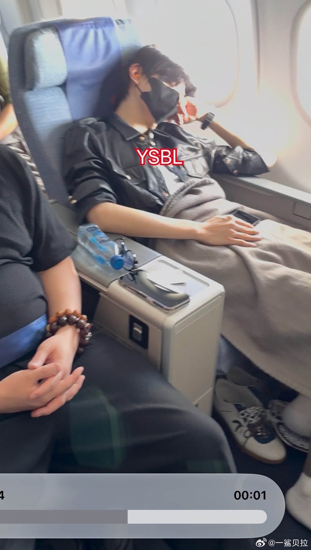 睡嗨了拖鞋也不穿了窗户也不拉了颈枕也不戴了 ​​​