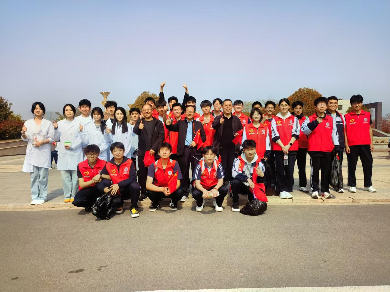 今天去上班的路上发现一个学校组织远足活动，清明节到了，我校也组织了远足活动，确实