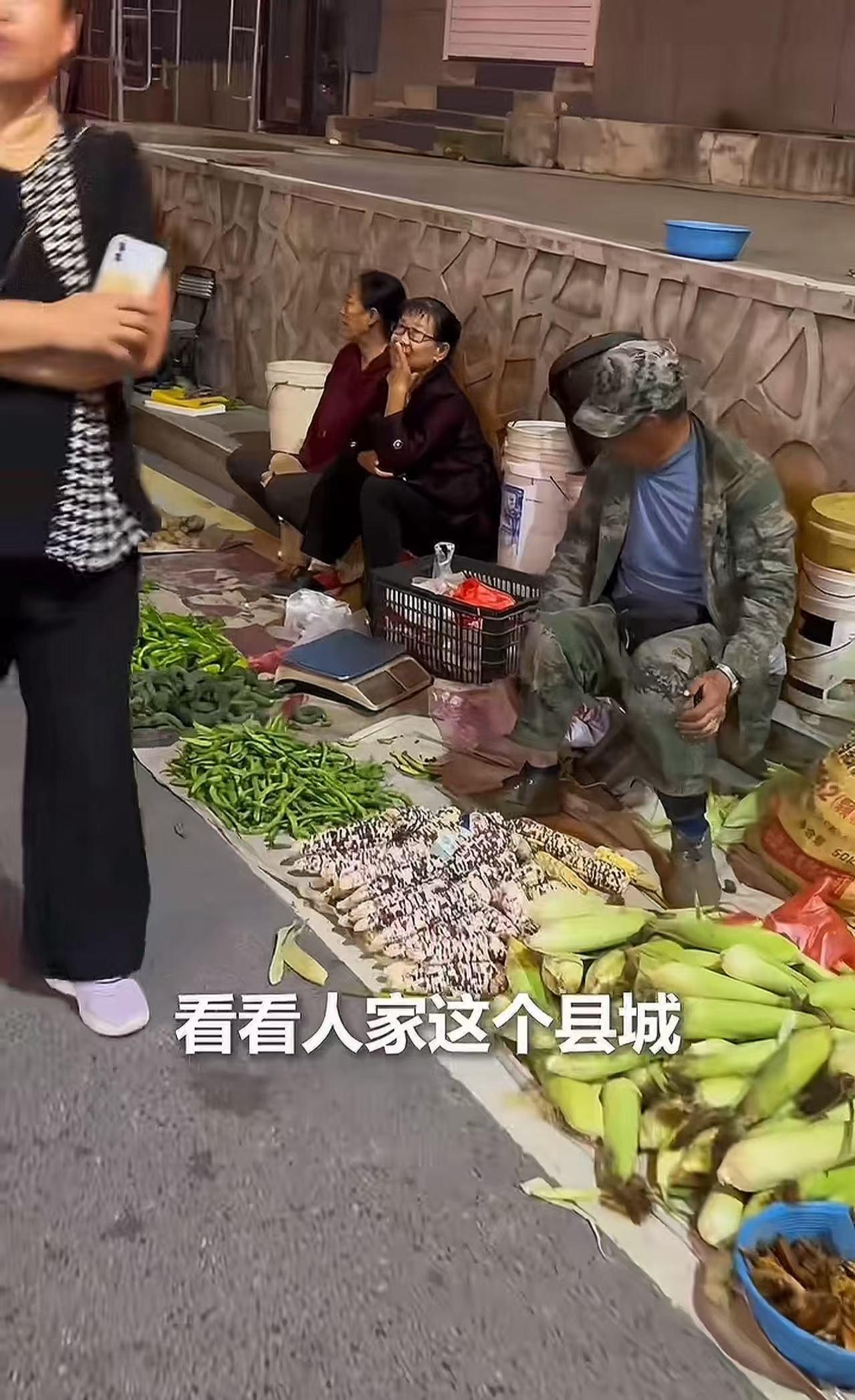 “吉林长白县，火到人民日报！”男子去长白县旅游，看到路边有很多菜贩摆摊，突然一辆