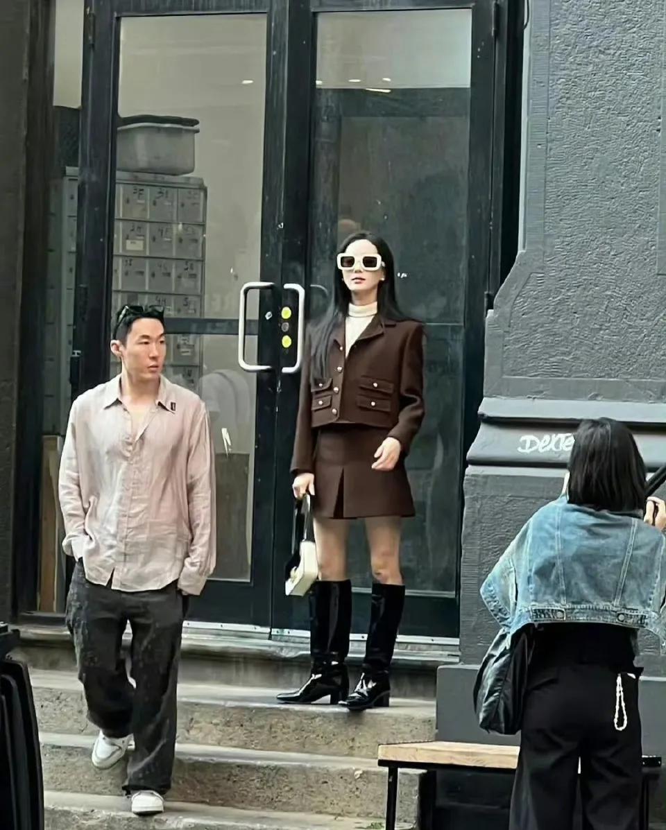 有网友偶遇刘诗诗纽约时装周街拍，路透生图如此模糊都能看出诗诗的优雅松弛[送心][