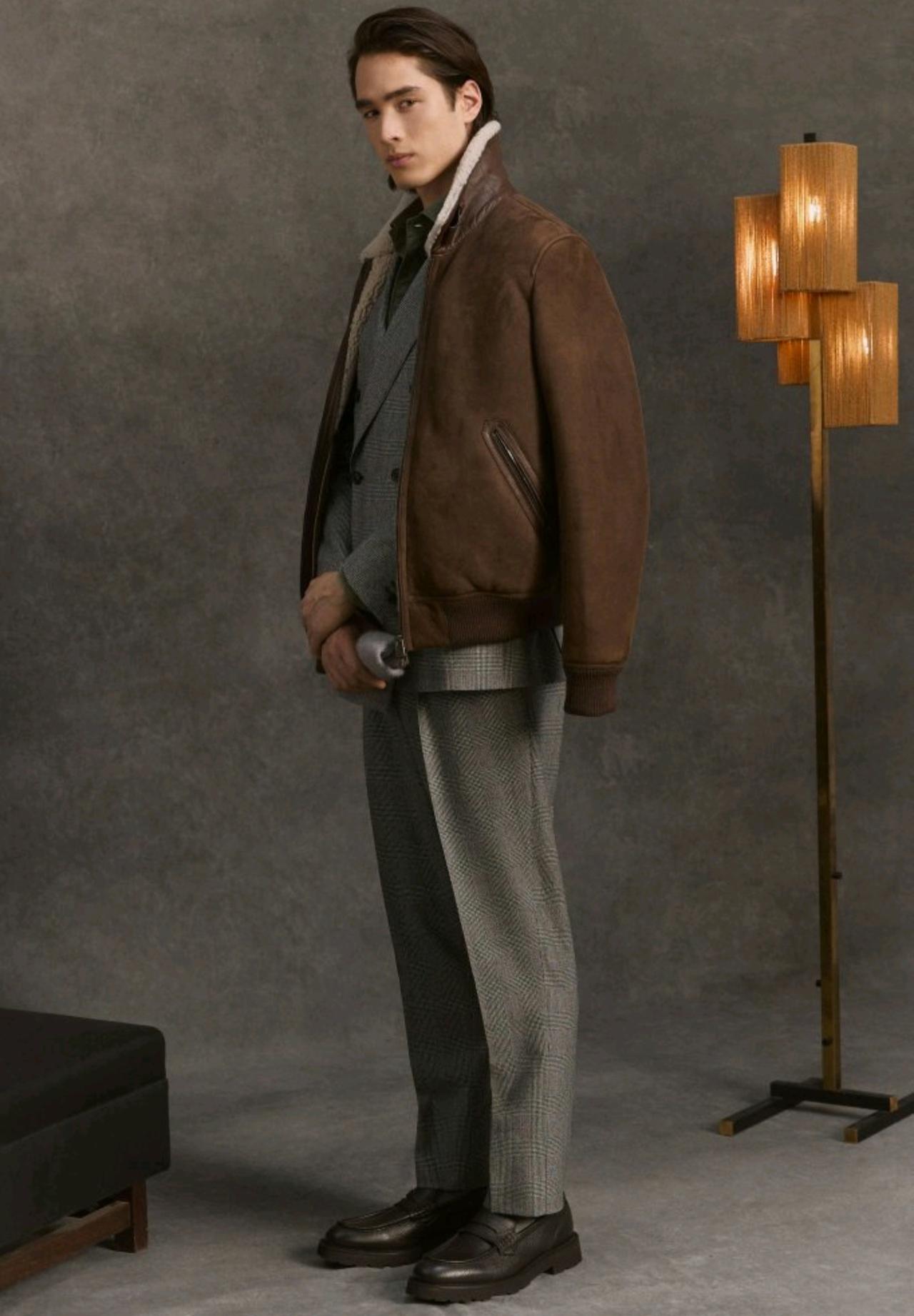Canali 2026秋冬男装系列铺展了一卷低饱和的暖调色彩长卷，以烟草棕、焦糖