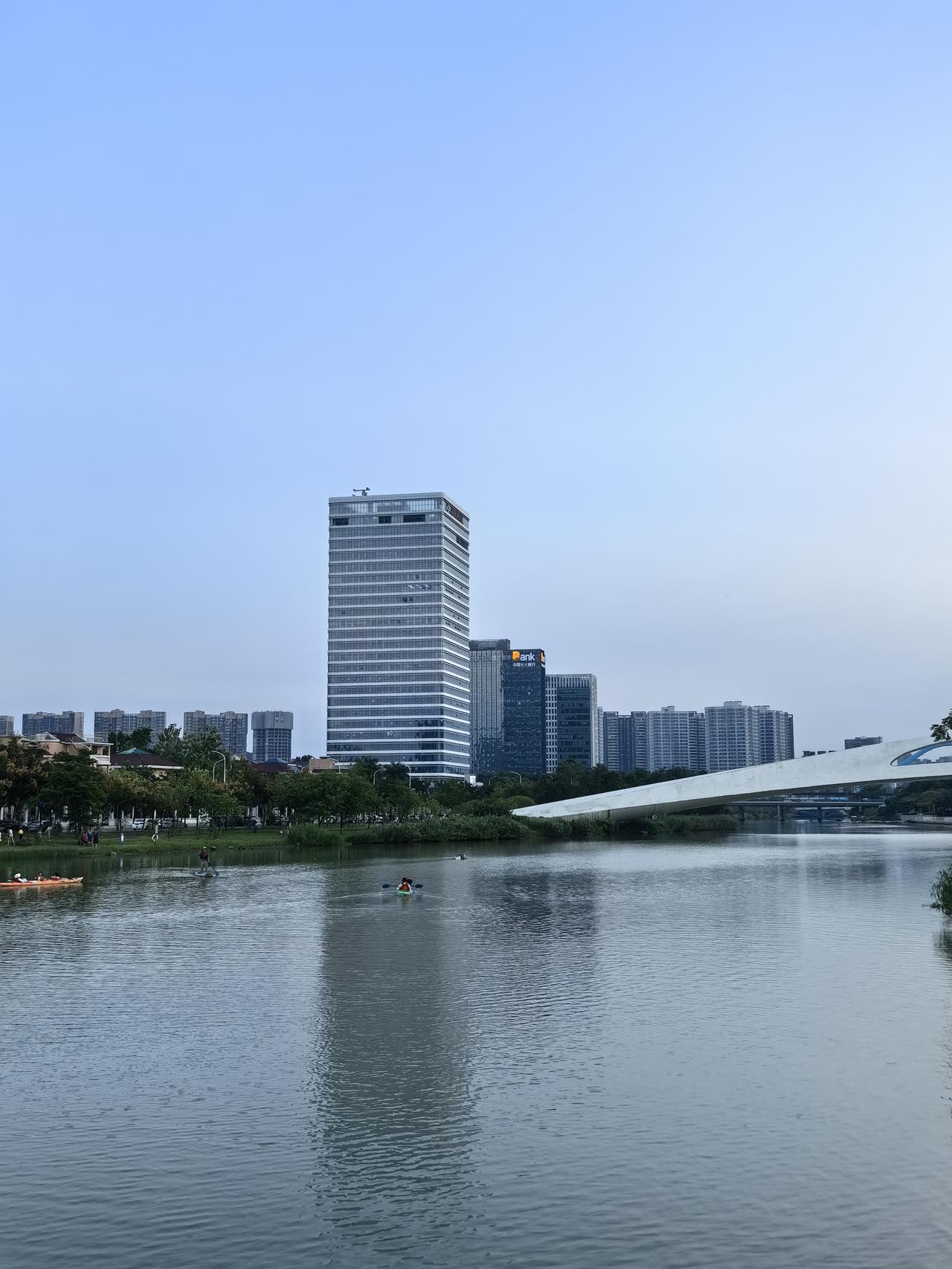 新落成的南沙蕉门岛公园，规模大，草坪，河流，白沙滩。