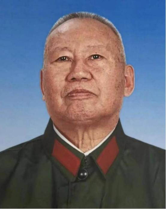 1978年，原空军副司令张积慧被撤职，被关了两年后，转业的他，到成都420厂当副