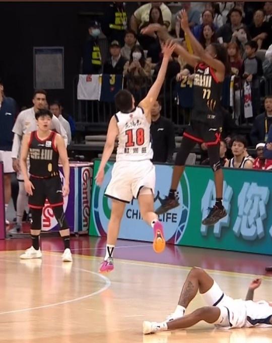 裁判眼皮底下激怒杜锋，要感谢小孩哥不好意思，裁判偏心偏向确实不应该


深圳输给