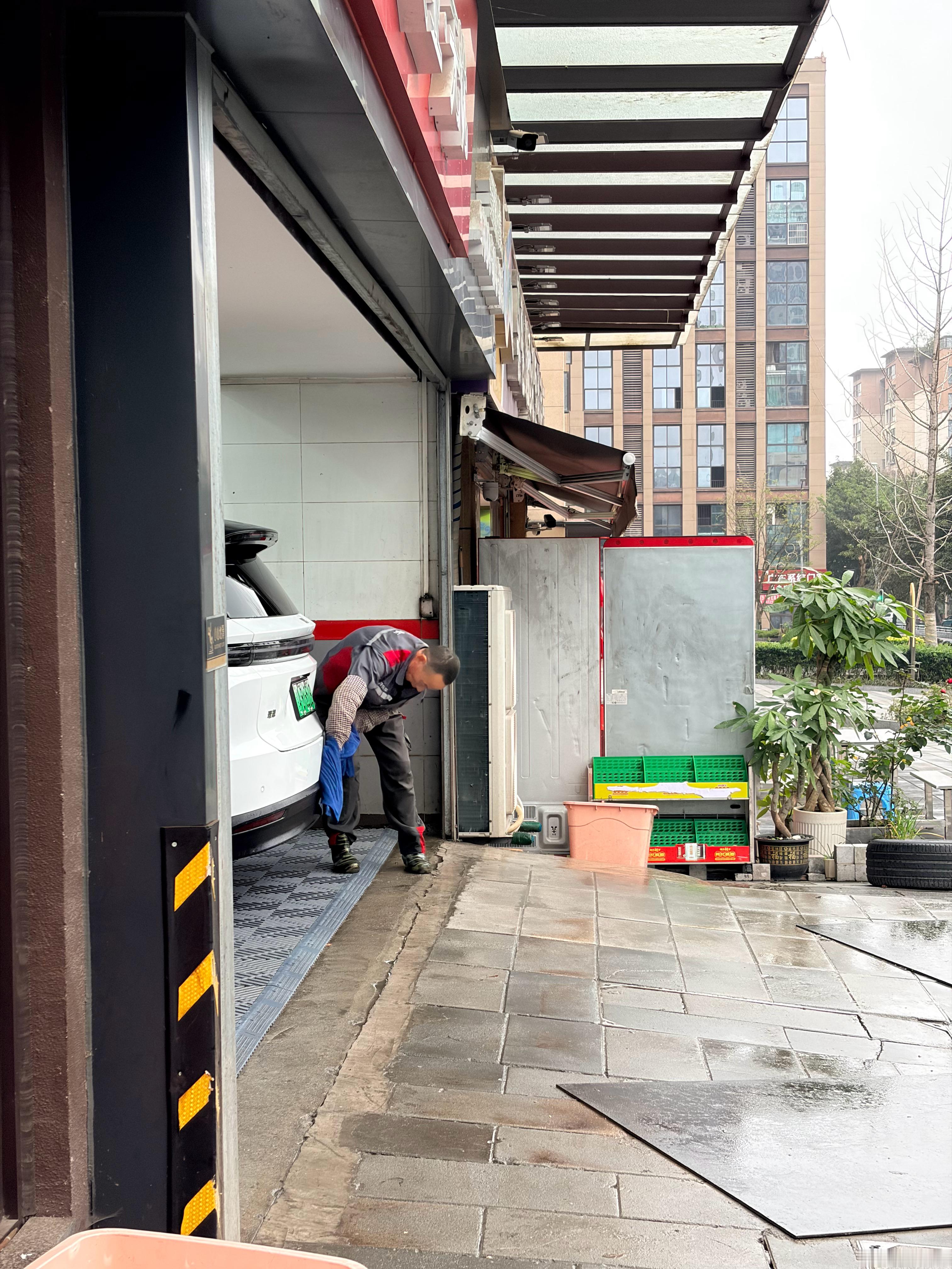 喜欢下雨天，所以来洗了个车。还好京东服务兑换的只洗外观，不洗不行了，一摸一手灰。