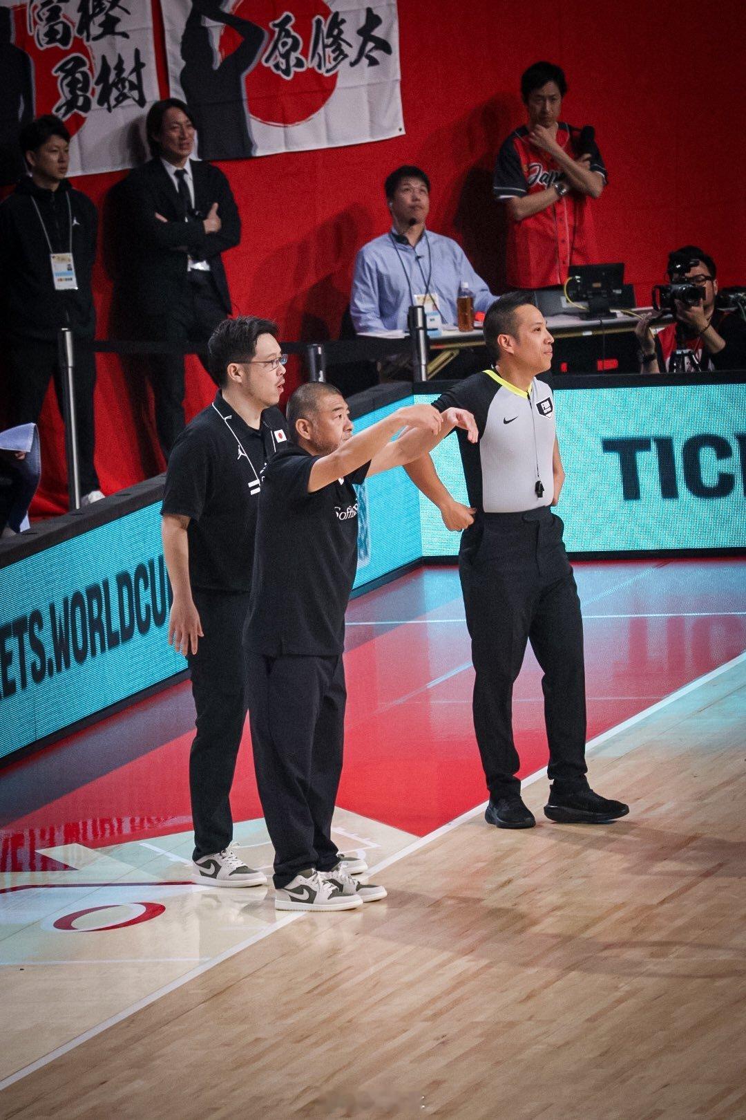 不就是主教练进场嘛，少见多怪了。FIBA社媒称中国男篮偷走胜利中国男篮战胜日本男