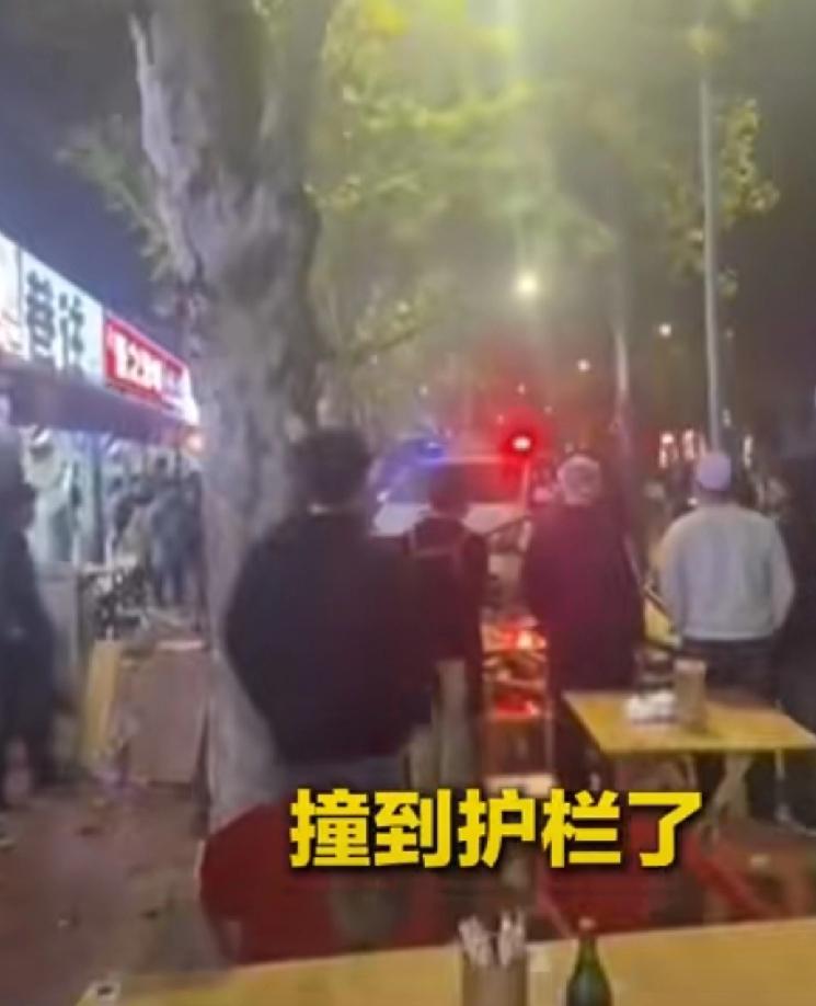 哪里出了问题？警车撞倒隔离栏后冲上人行道！事发重庆。近日，一段重庆沙坪坝区景苑路