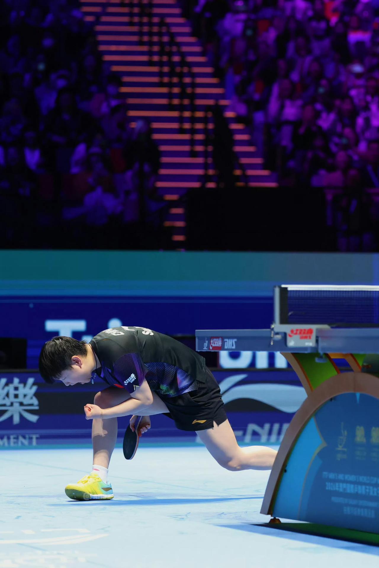 最开始喜欢孙颖莎，是从赛场上她打球的样子入坑的。

小小身躯，却有大大的能量，打