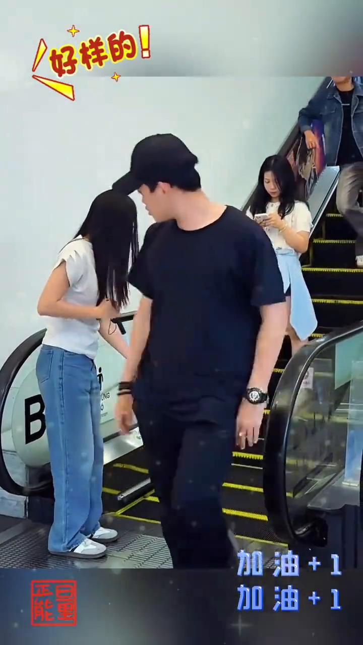 好样的！善良的男子。
注意看，一位盲人女子站在扶梯前手足无措，她向经过的行人求助