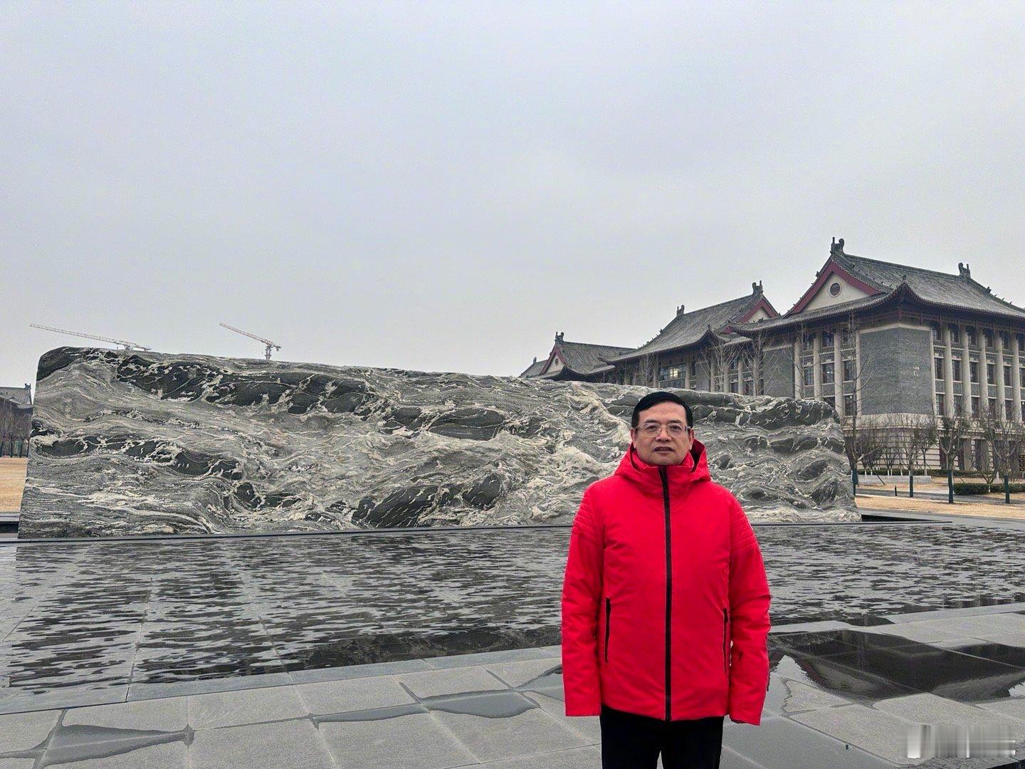 乙巳蛇年冬，重返河大郑州校区。一砖一瓦皆是文脉，一石一水皆为传承。以赤子之心，敬