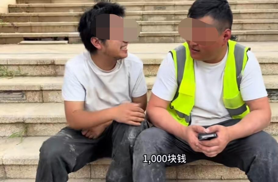 太搞笑了！坤坤在小邵工地才干了两天活就要预支1000元钱，把小邵都整得哭笑不得。