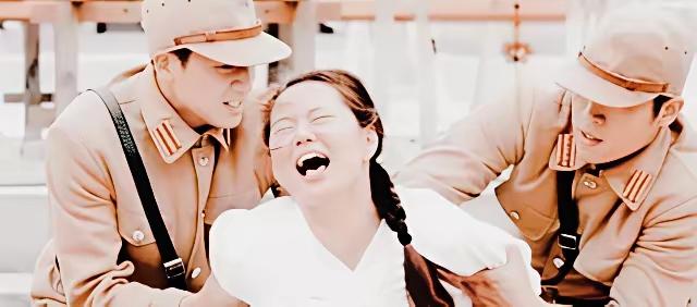 1937年，在安徽芜湖，3名日寇把一群女子赶到一户人家家里，还没等妇女站稳，小鬼