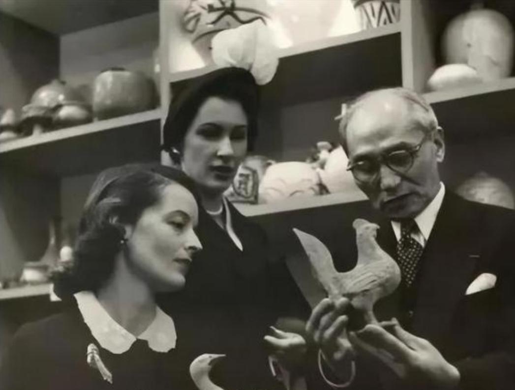 1910年深秋的巴黎，拉丁区小公寓的煤油灯晃得人眼晕。
三十岁的卢芹斋站在新房门