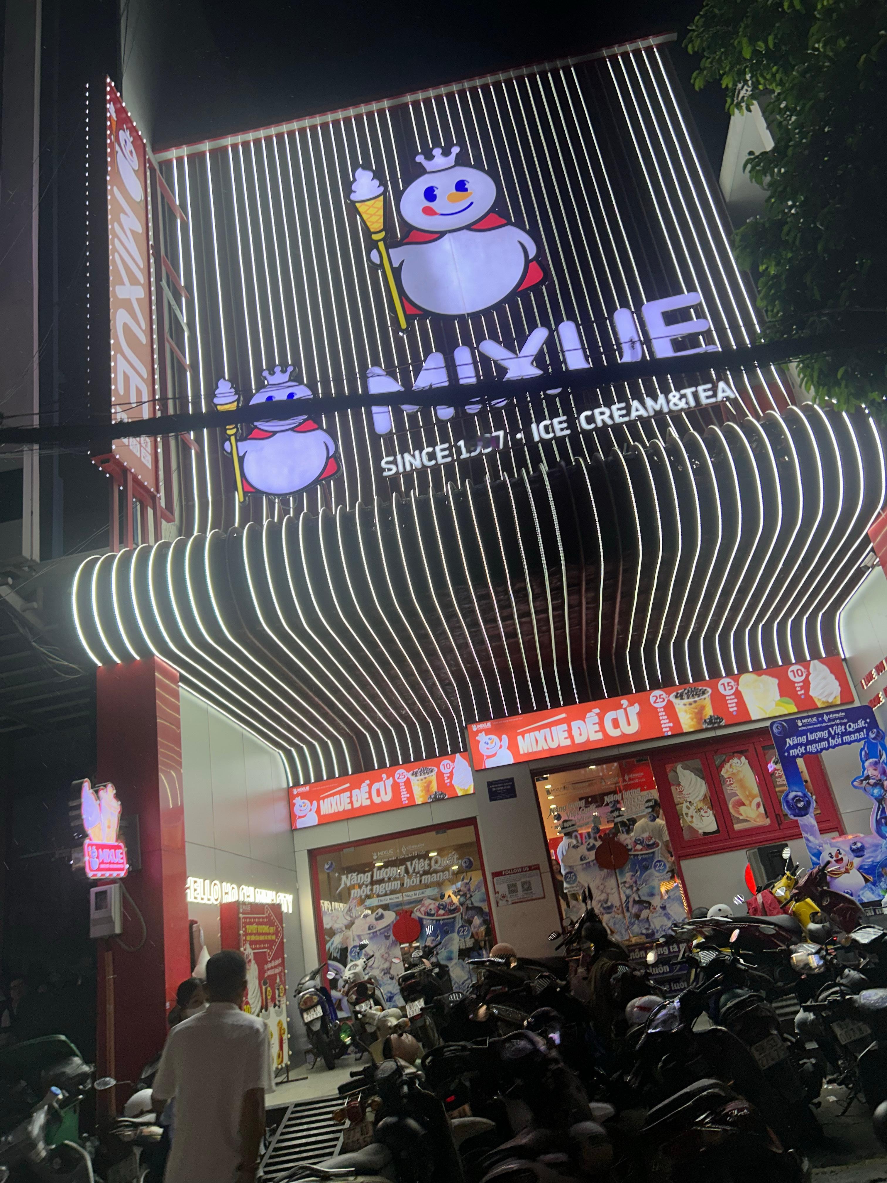 我草，蜜雪在越南开了家这么大的店，整的我以为看错了，在国内都没发现蜜雪有这么大的