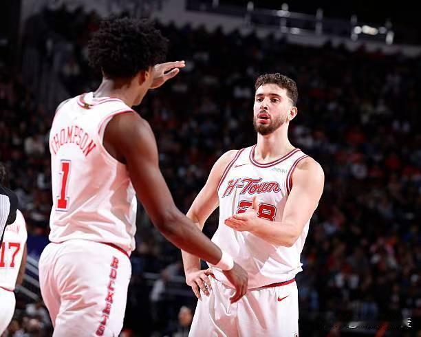 至少从这场比赛的情况来看，申京和阿门中问题更大的球员还是阿门。申京的问题未必是能