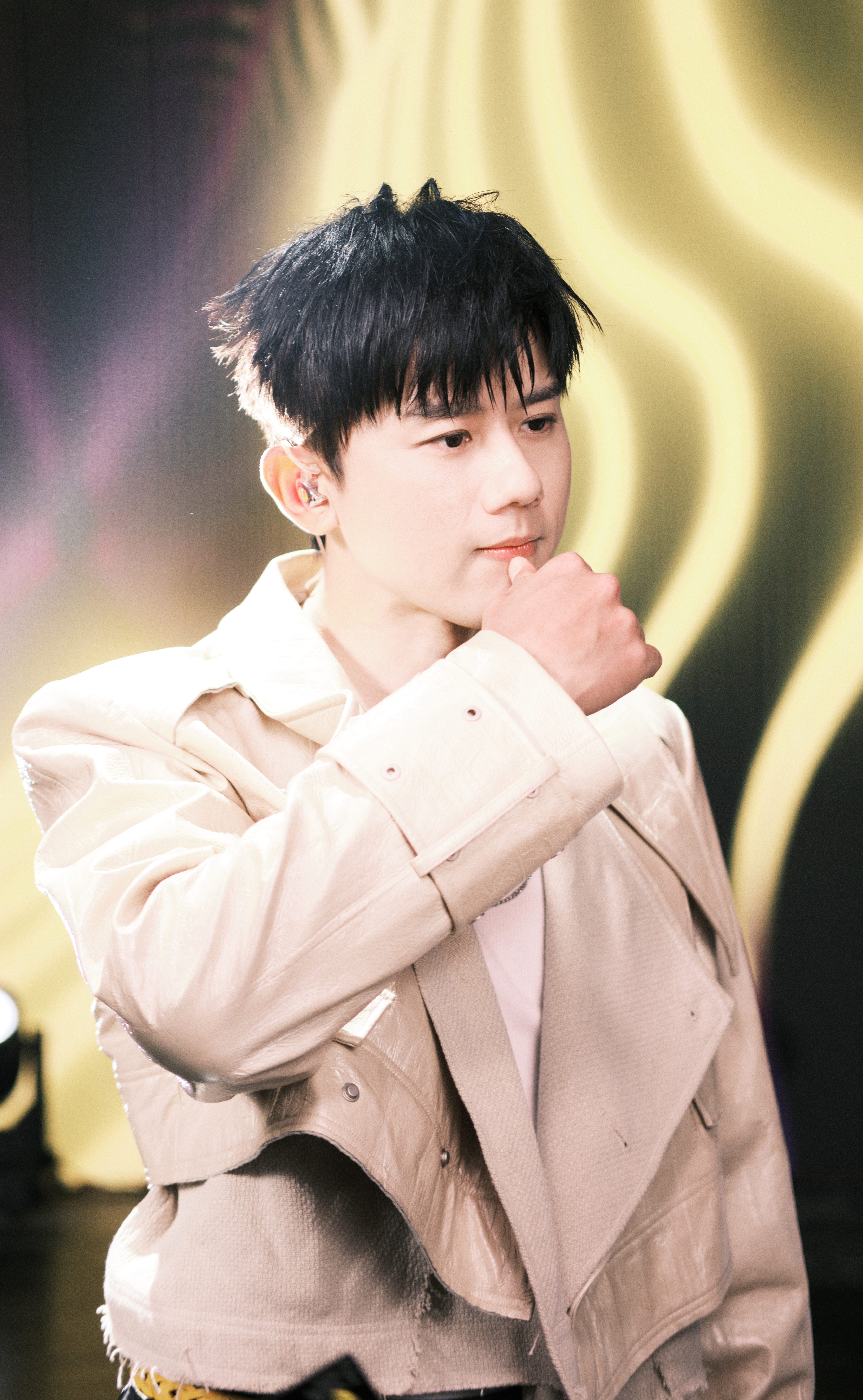 远看我以为张小杰在吃什么（）近看头上的两个啾啾是在做什吗 ​​​