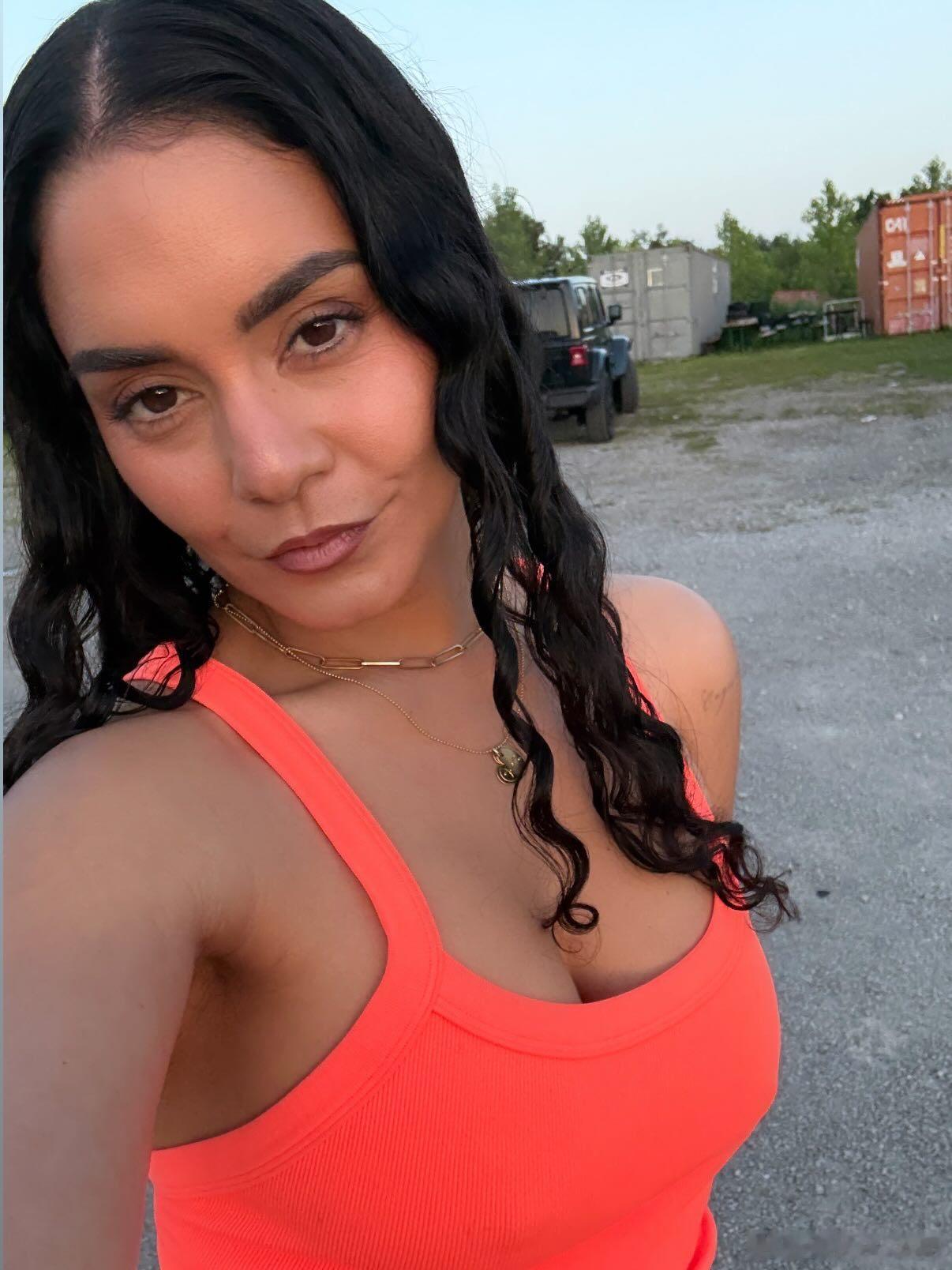 vanessa hudgens凡妮莎哈金斯晒新自拍，看样子是做了妆造，大概还是副