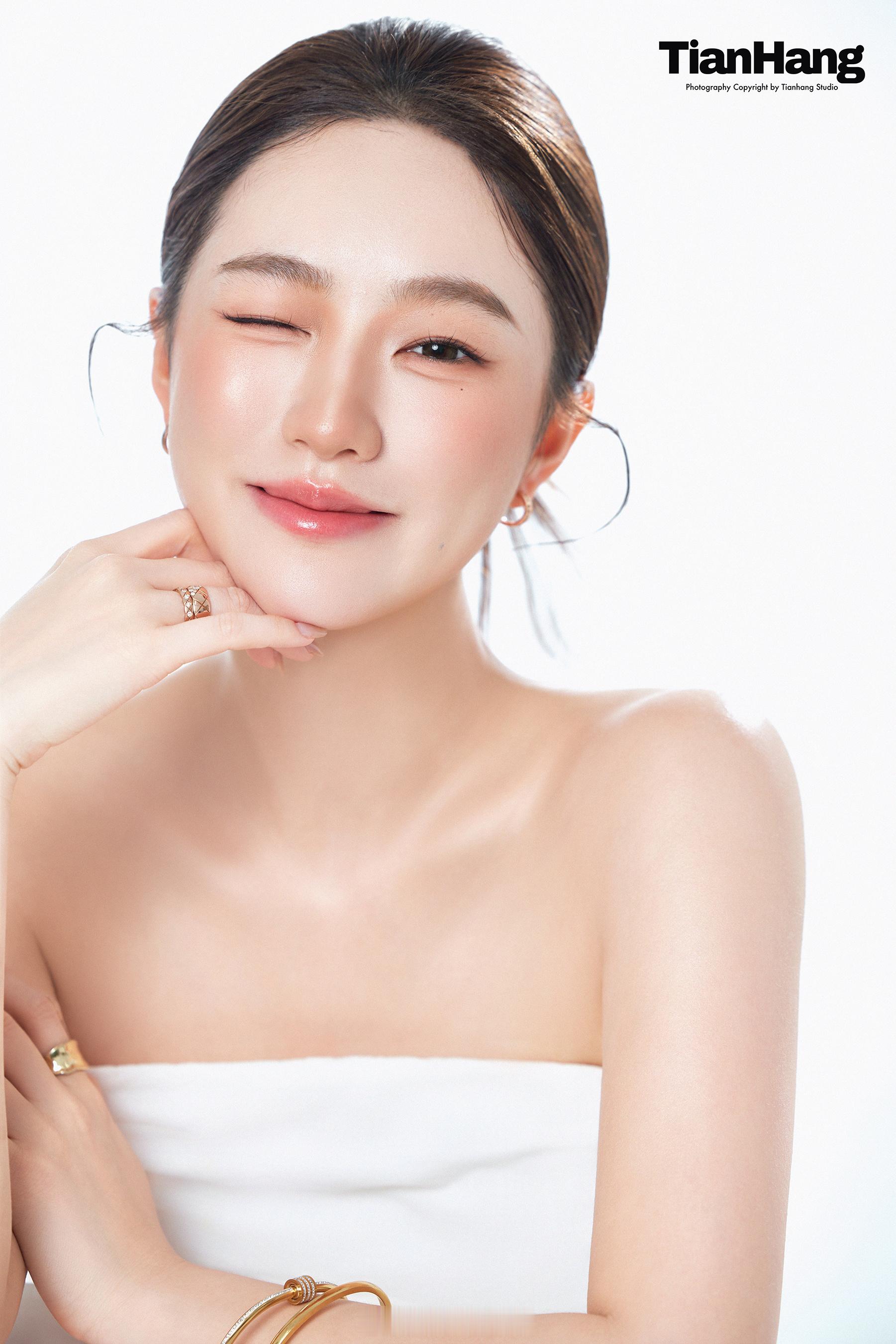 ✨棚拍客片分享把温柔与纯粹 都揉进这帧画面💫天航工作室韩系棚拍时尚韩杂少女心天