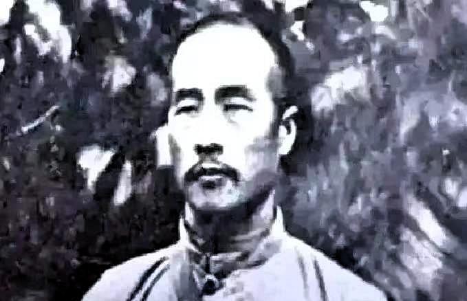 韩复渠被蒋介石枪决后，郑洞国奉命去抄家。本以为会撞见哭天喊地的场面，可推开大门，