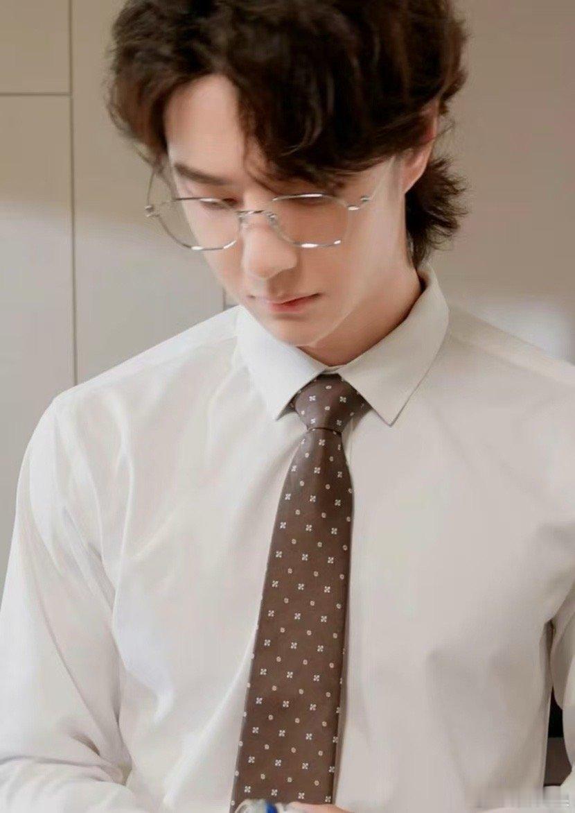 王一博出发前都干嘛王一博卷毛银框眼镜王一博卷毛银框眼镜，一博出发前都干嘛？[鼓掌