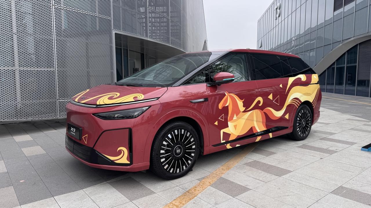 2026款小鹏X9纯电版本还能变什么？
首先是标配图灵AI芯片
这很显然是给二代