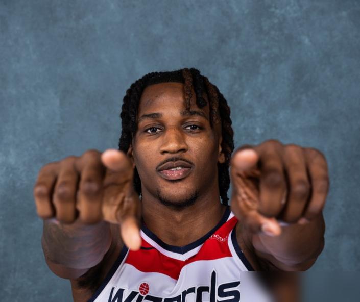 李凯尔这操作，真是把人看傻了！为了回森林狼，他竟然往自己身上捅刀子，直接撕了上千