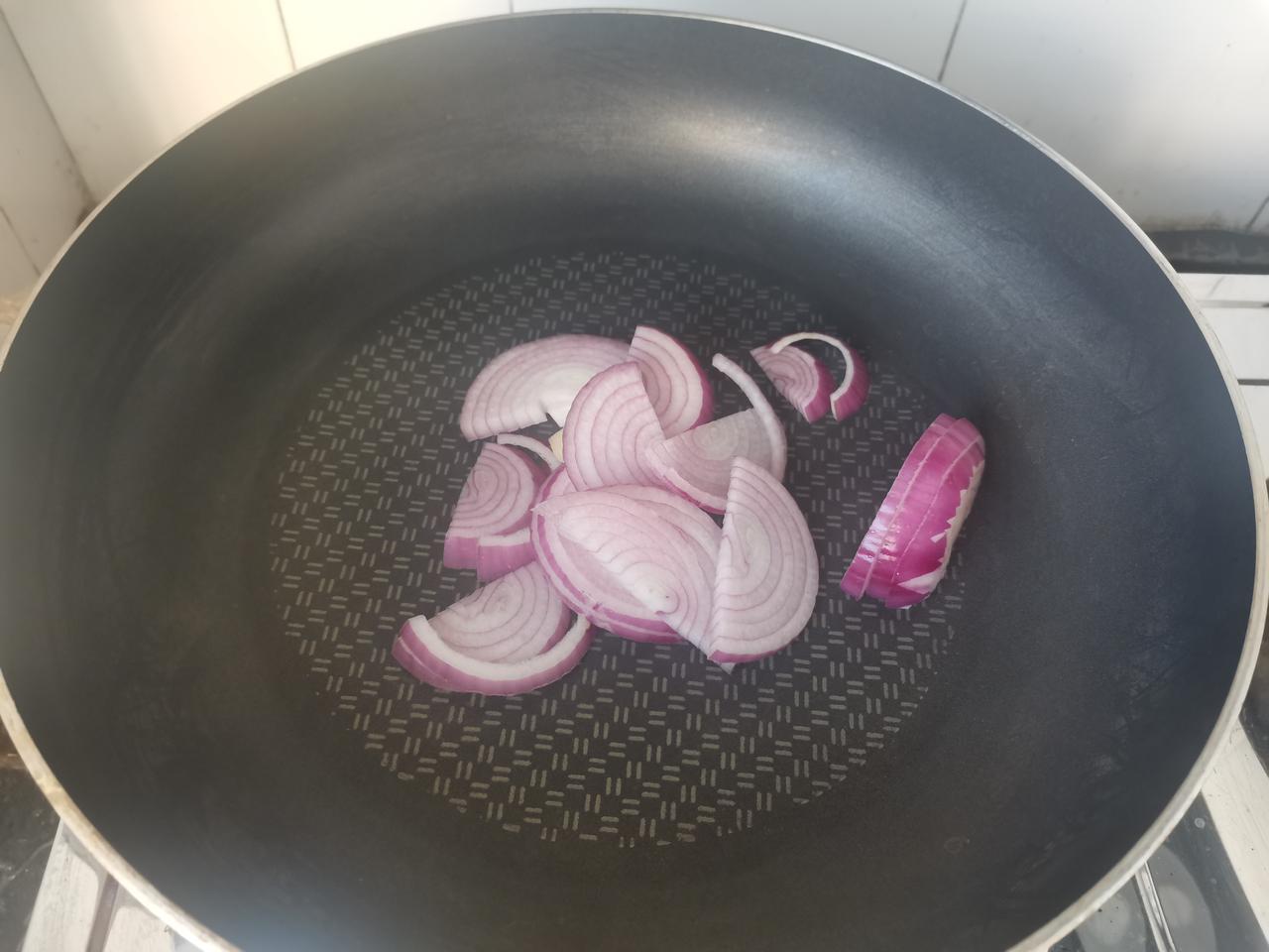 5分钟3步做好减脂餐，1洋葱煸炒出香味，2放入土豆黄瓜丁倒入半碗凉水，盖盖开炖，