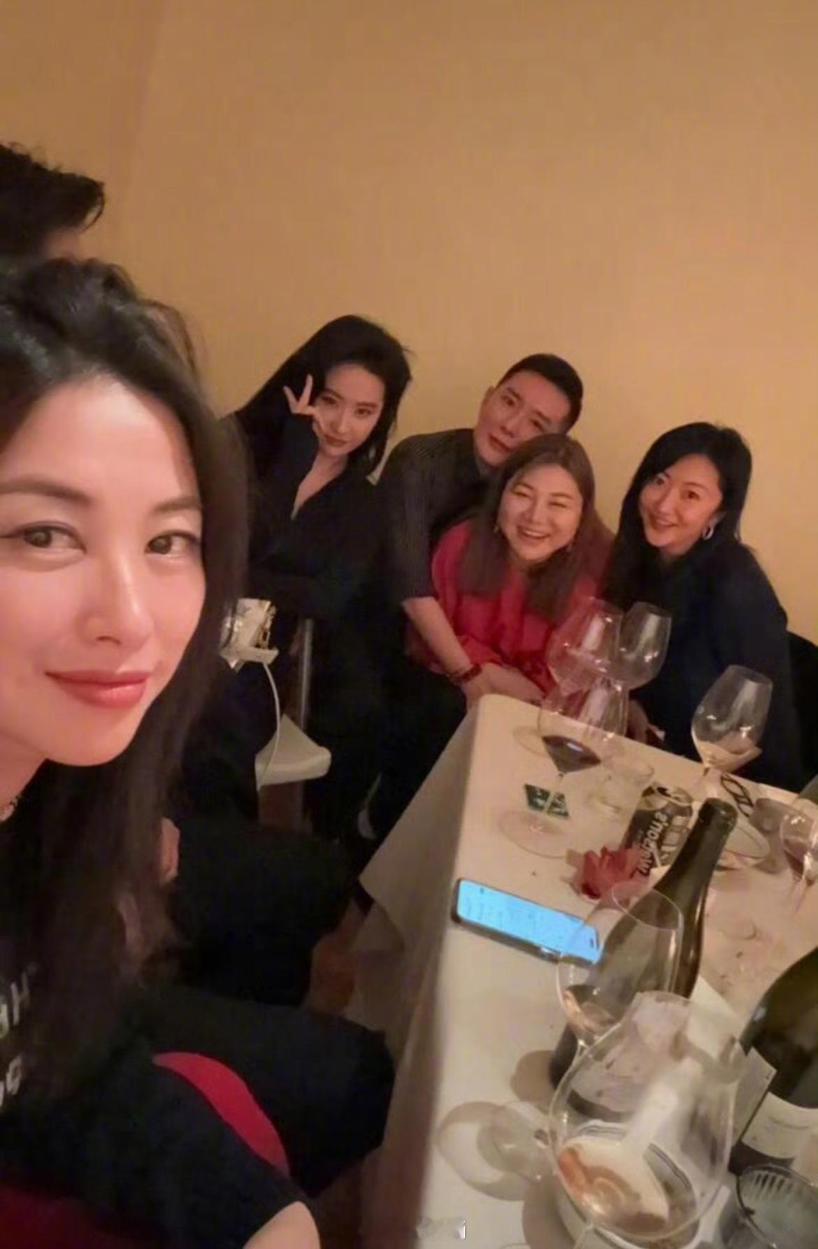 你们几个吃饭是不是忘记叫我了[酸] 