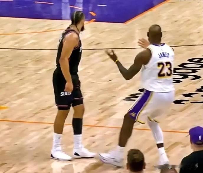 一个标准3+1没吹，狄龙反而被罚下去了。 
美媒慢放定格的那个瞬间，詹姆斯往回撩