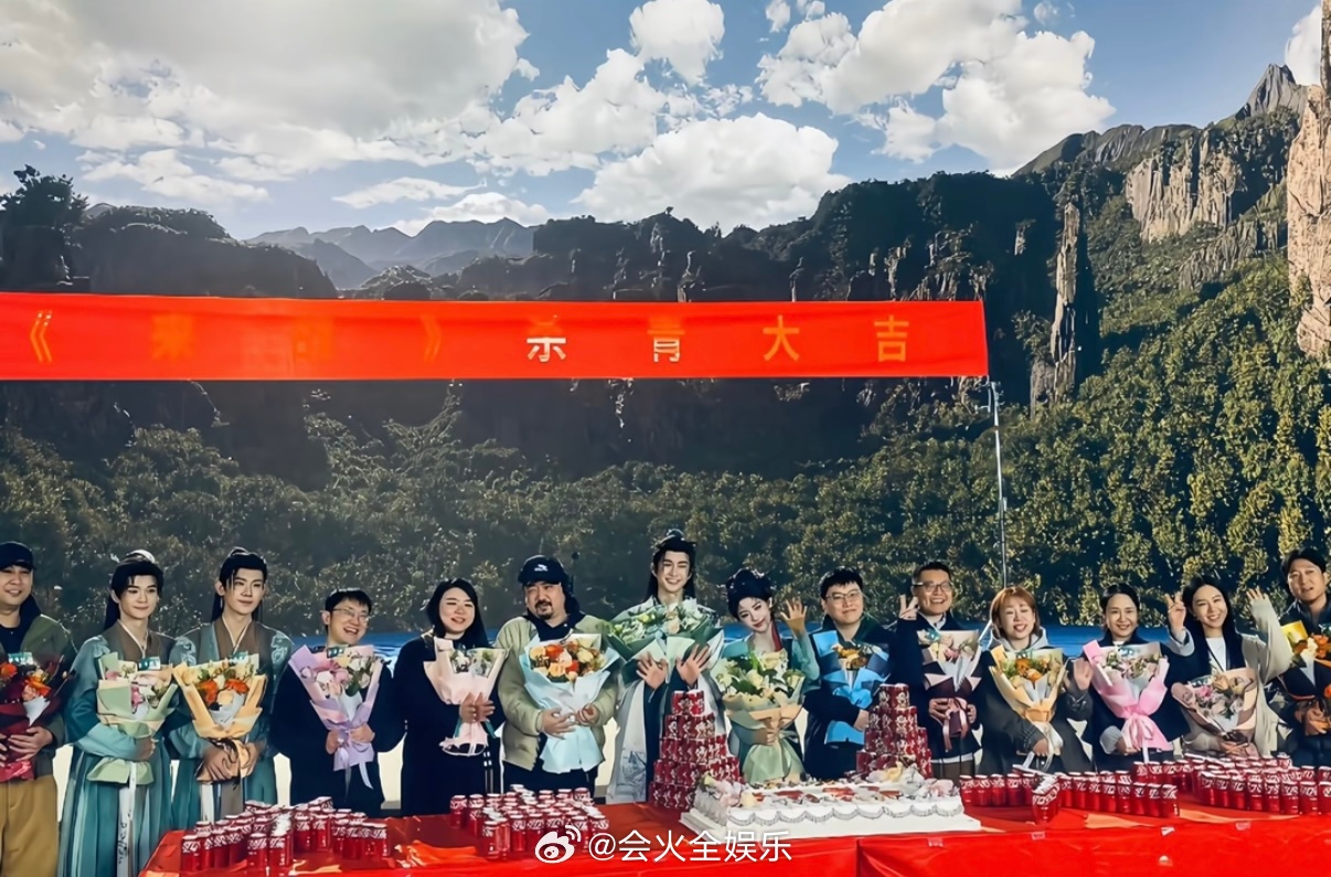 鞠婧祎、张云龙《来战》杀青合照鞠婧祎张云龙来战杀青合照鞠婧祎张云龙杀青合照