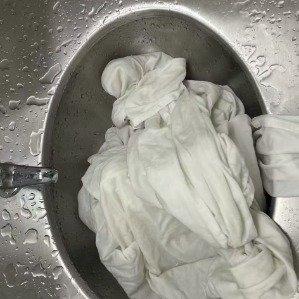 一位张女士坐火车卧铺，因为月经突然来了，车上又买不到卫生巾，不小心把床单弄脏了。