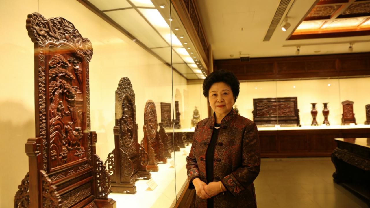 八宝山雨落送紫檀女王！陈丽华告别仪式众星云集，36年紫檀情成文化丰碑
 
4月9