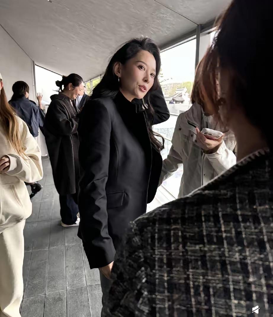 3月30日，森林北现身杭州，与网友合影照片曝光后，评论区炸锅了，被网友质疑不像是