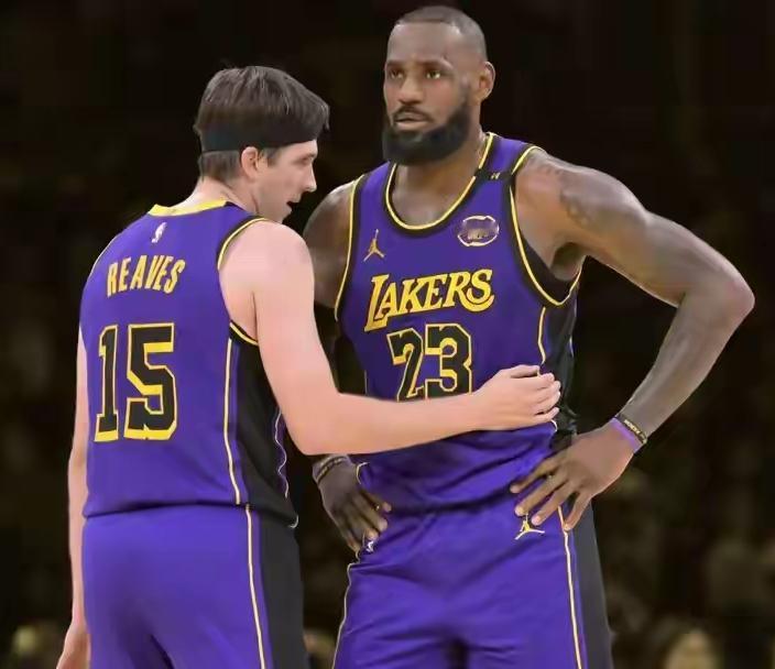 詹姆斯这个赛季大概率不会场均20+了
因为首先一点球权回不到詹姆斯手上了
现在问