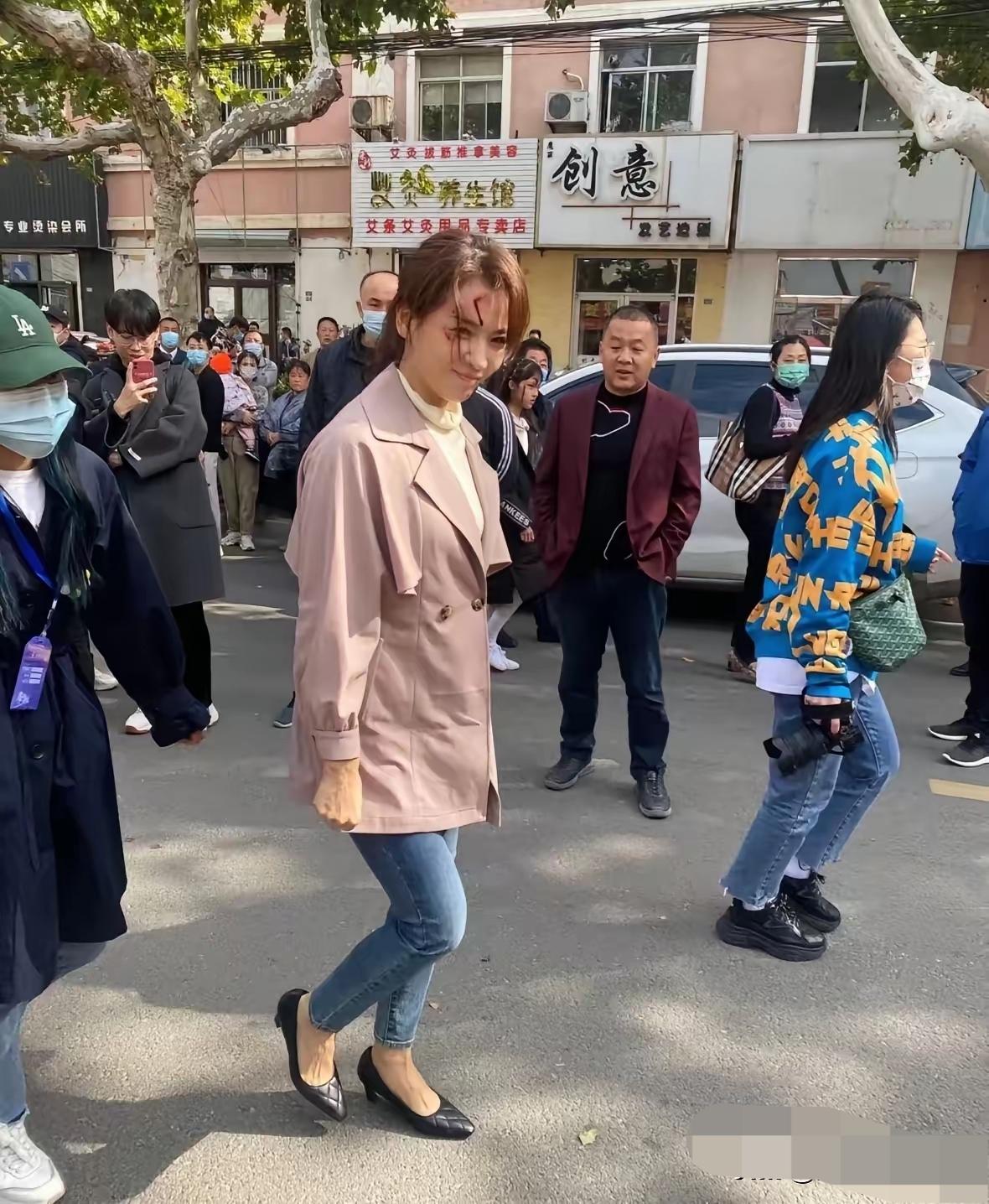 走在街上看着和农村媳妇没什么区别，差点没认出来，你认出这事谁家媳妇了吗？