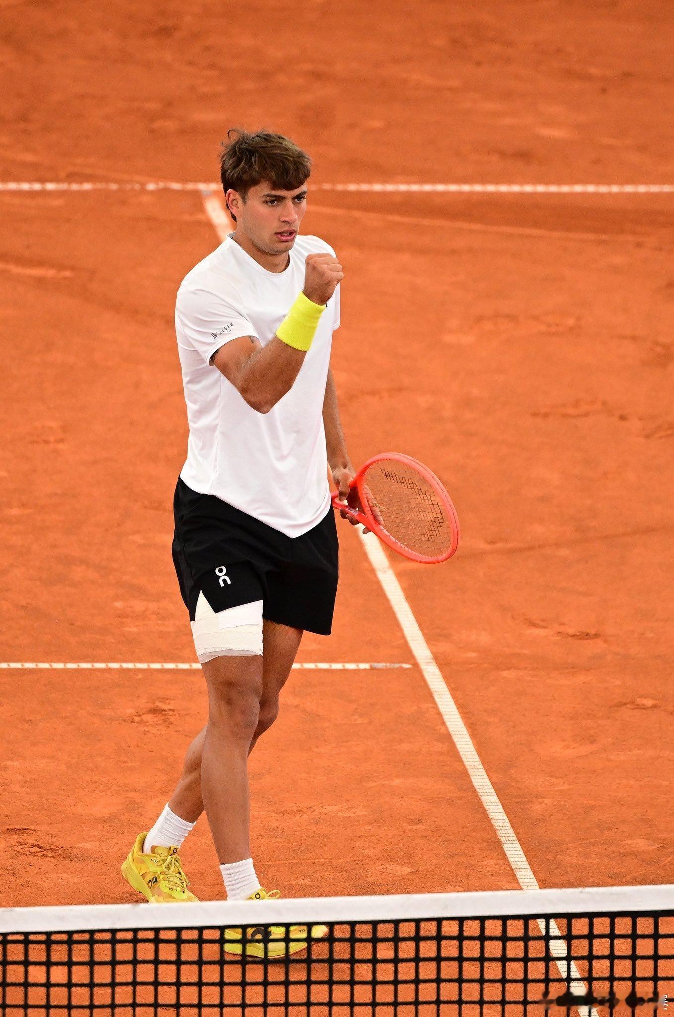 ATP500 汉堡站决赛，科博利多出两次破发，以6-2先下一盘，大比分1-0领先