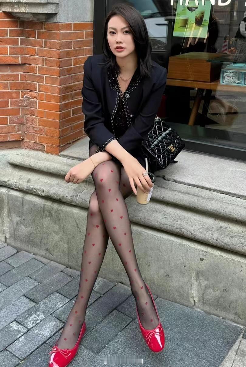 街拍红色波点黑丝御姐 ​​​
