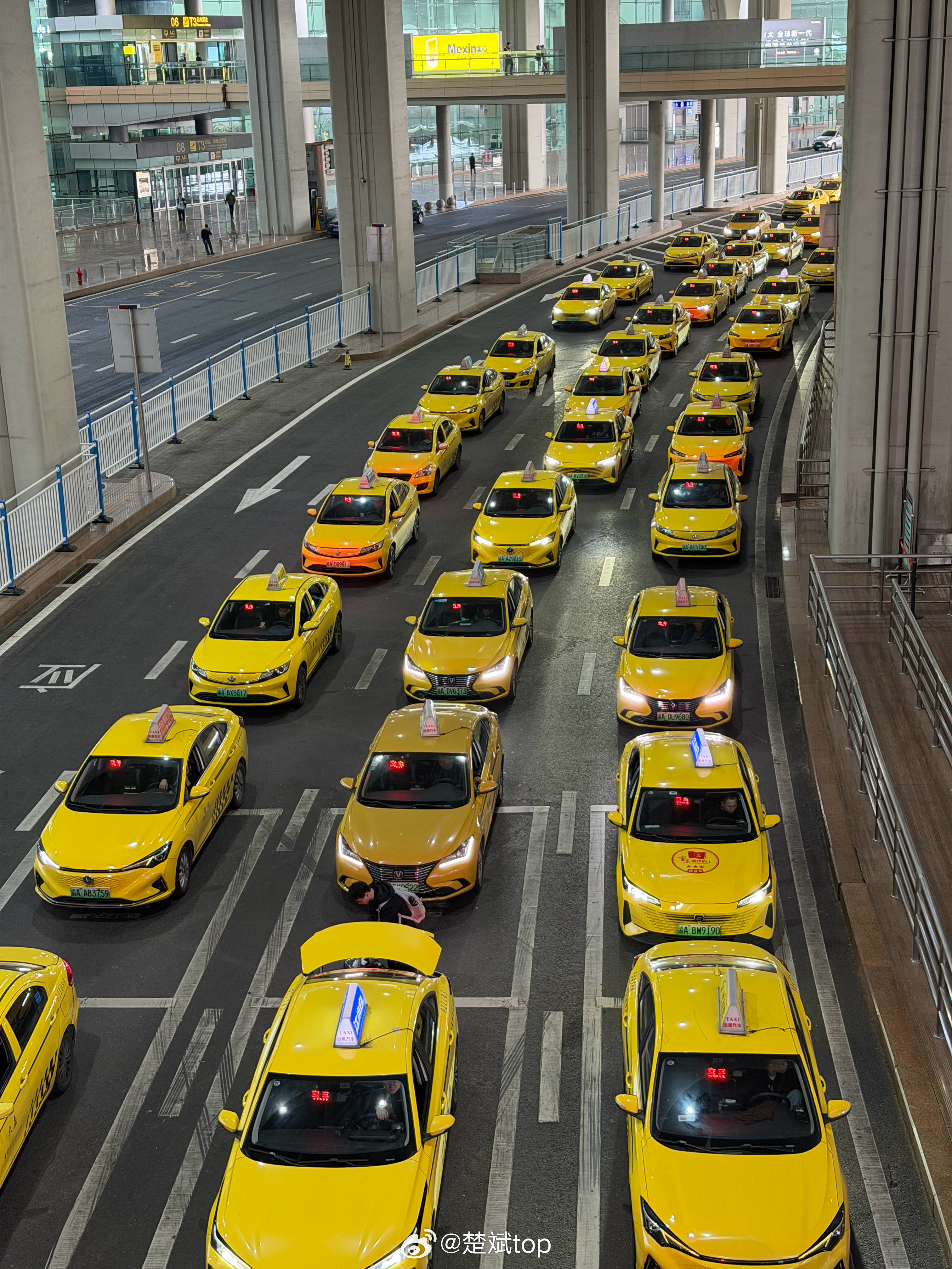 每次来重庆都是拿人家黄色法拉利当背景板拍照打卡，今天我支持一下，坐一坐法拉利后排