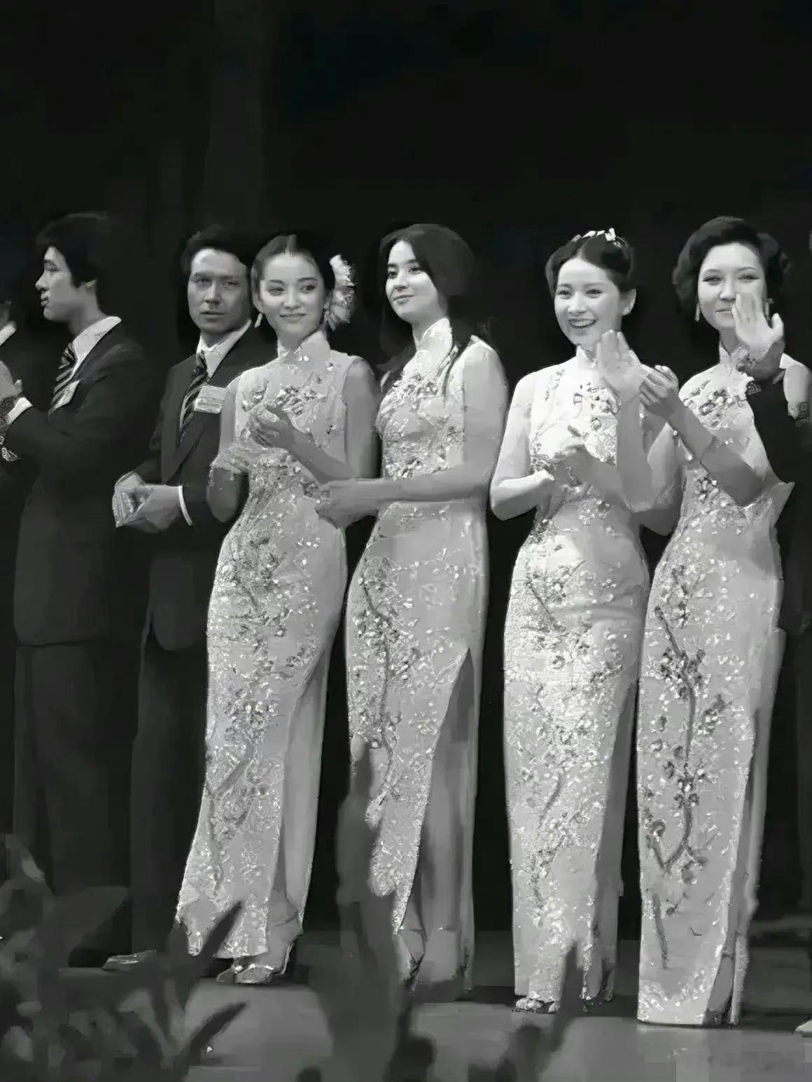 林青霞 百年一遇大美人站在一堆明星中间，林青霞依然是艳光四射，辨识度真高，美的一